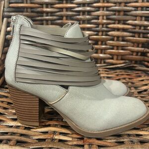 Rampage Women's Ankle Boots in Light Taupe in size 6.5. Great condition